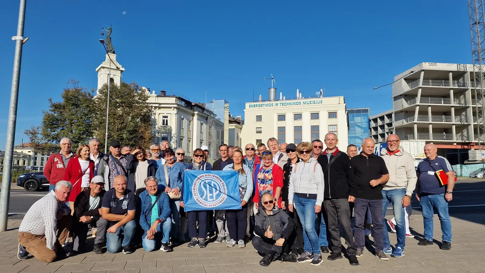 Uczestnicy wycieczki przed Muzeum Energetyki i Techniki w Wilnie